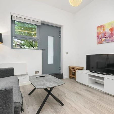 Modern 1 Bedroom Apartment In Central Woking Exteriör bild