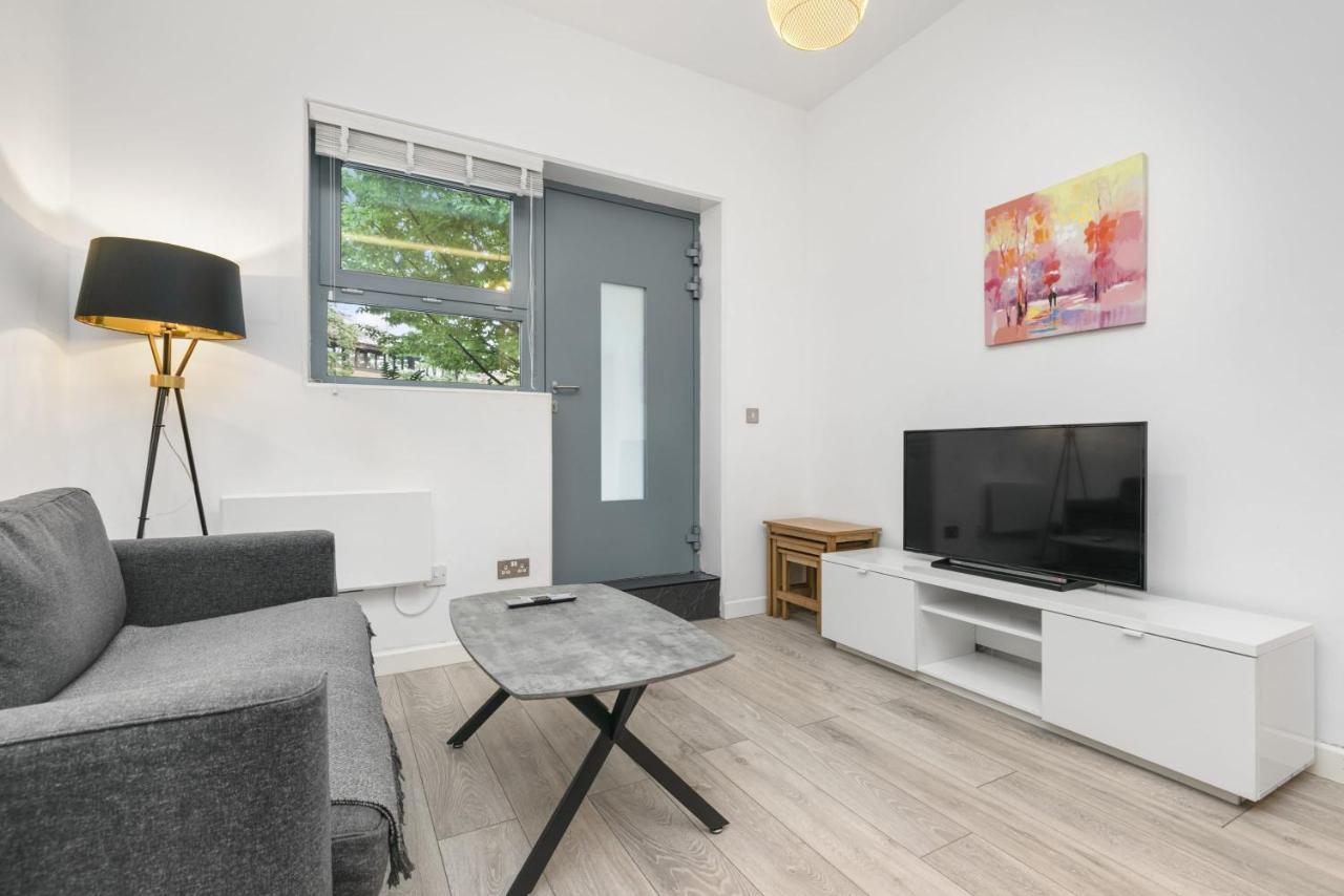 Modern 1 Bedroom Apartment In Central Woking Exteriör bild