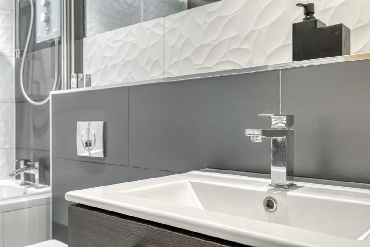 Modern 1 Bedroom Apartment In Central Woking Exteriör bild