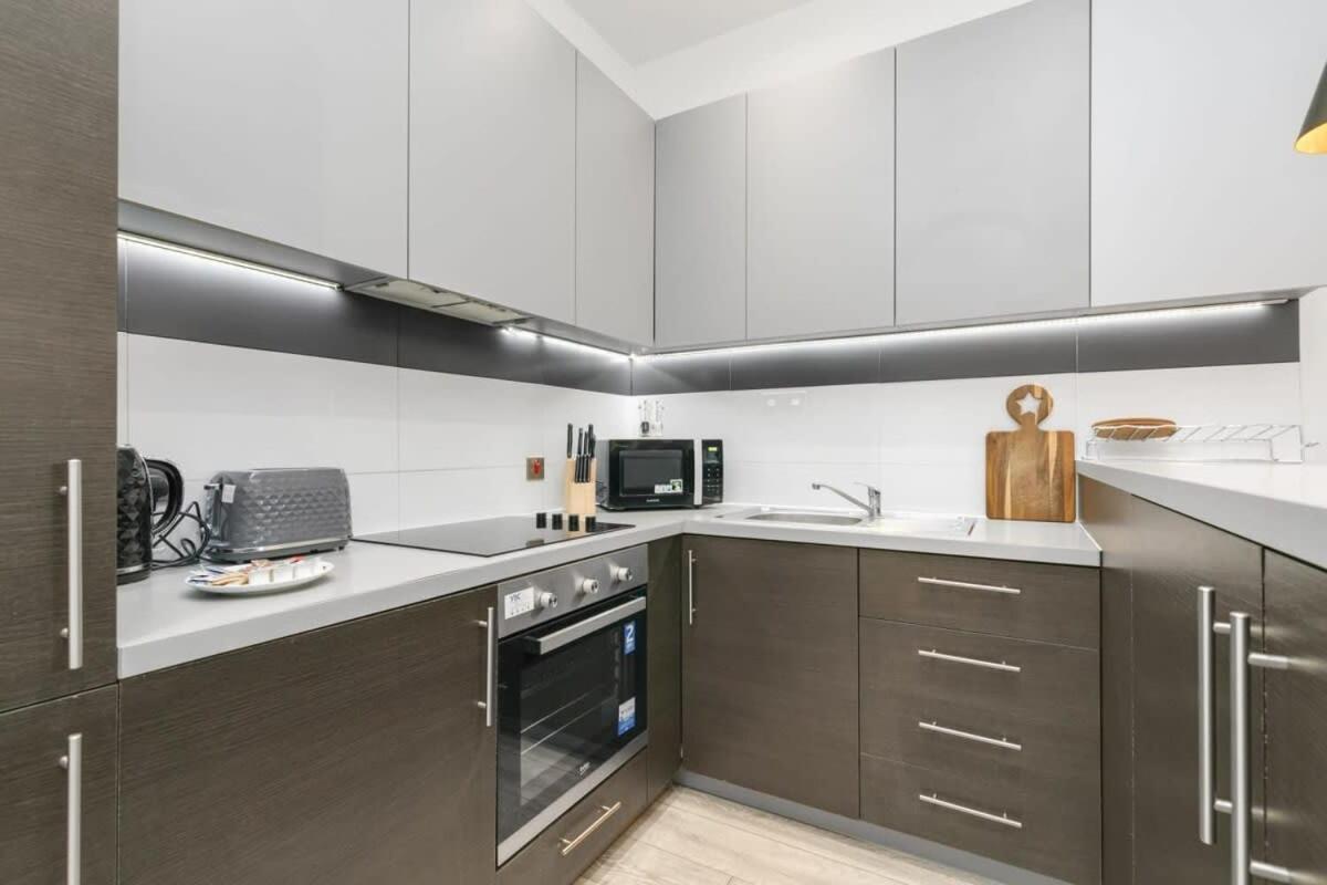 Modern 1 Bedroom Apartment In Central Woking Exteriör bild