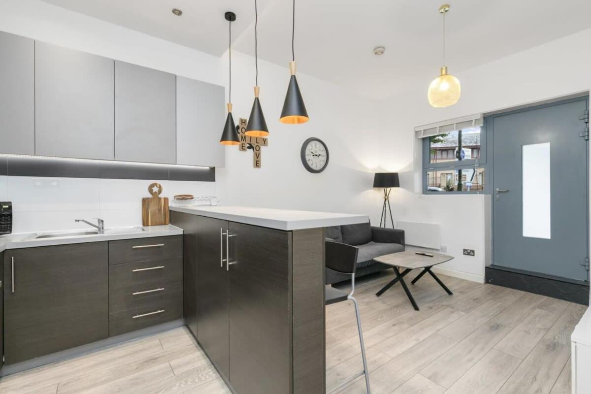 Modern 1 Bedroom Apartment In Central Woking Exteriör bild