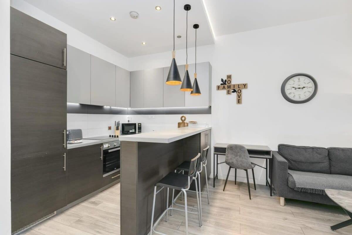 Modern 1 Bedroom Apartment In Central Woking Exteriör bild