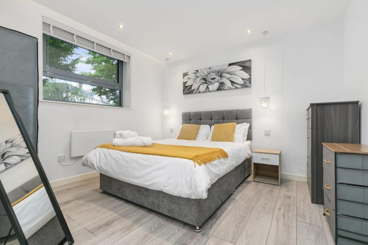 Modern 1 Bedroom Apartment In Central Woking Exteriör bild