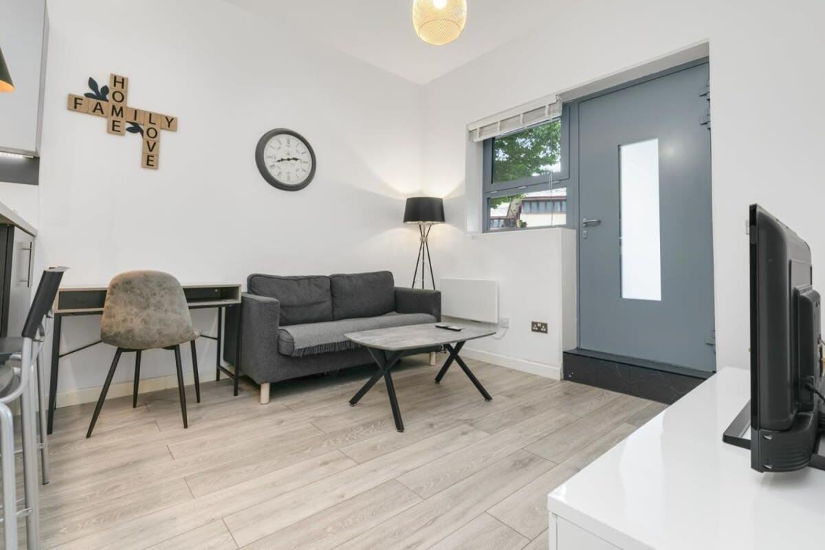 Modern 1 Bedroom Apartment In Central Woking Exteriör bild