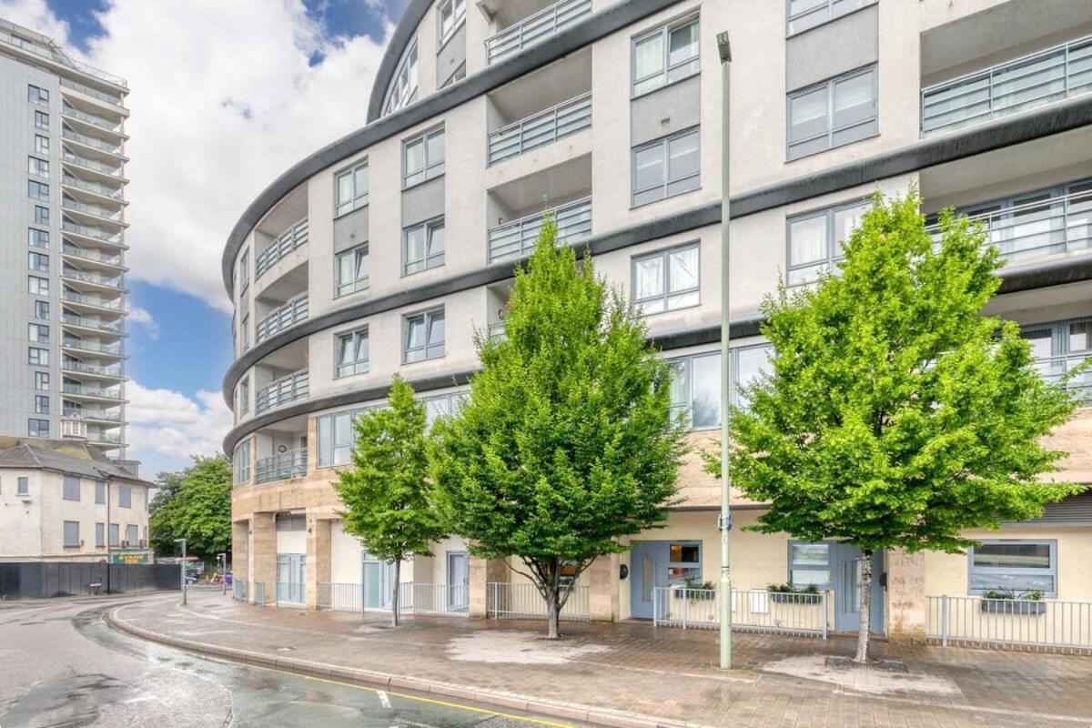 Modern 1 Bedroom Apartment In Central Woking Exteriör bild